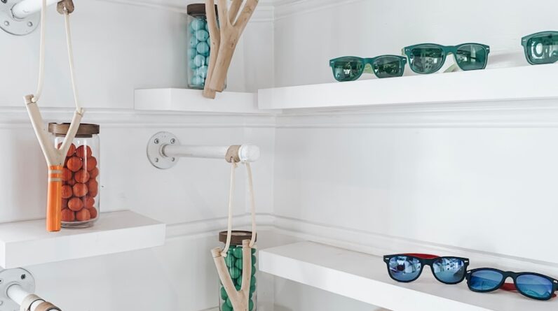 Photo "How Do I Strike a Balance Between Open Shelving for Display and Concealed Storage for Clutter-free Spaces?"