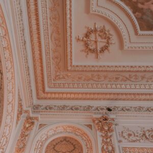 Photo "How Can I Incorporate Architectural Elements Like Arches, Columns, and Moldings into Interior Design?"